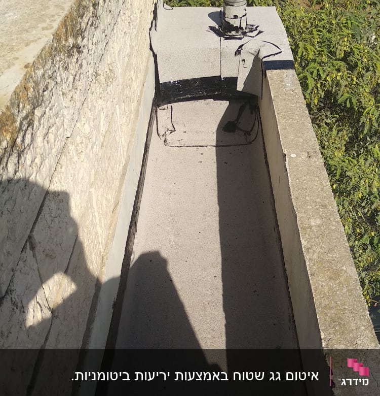 איטום גג עם חומר שחור ופחית צבע